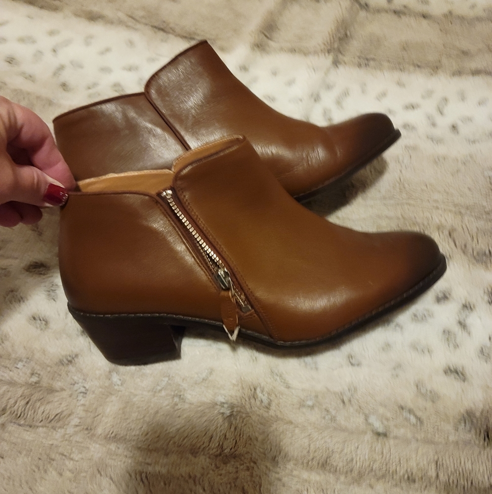 Woman's Vionic Ankle boot 9 W